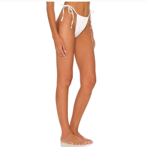 Good American Foiled Tiny Ties Bikini Bottom in Metallic White. Size 7 - Picture 4 of 13